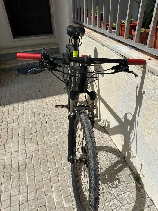 Bicicleta BTT com roda 27,5 com suporte de malas traseiro