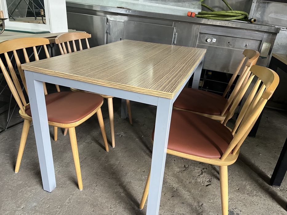 Mesa rectângular com 4 cadeiras em Madeira com tampo forrado
