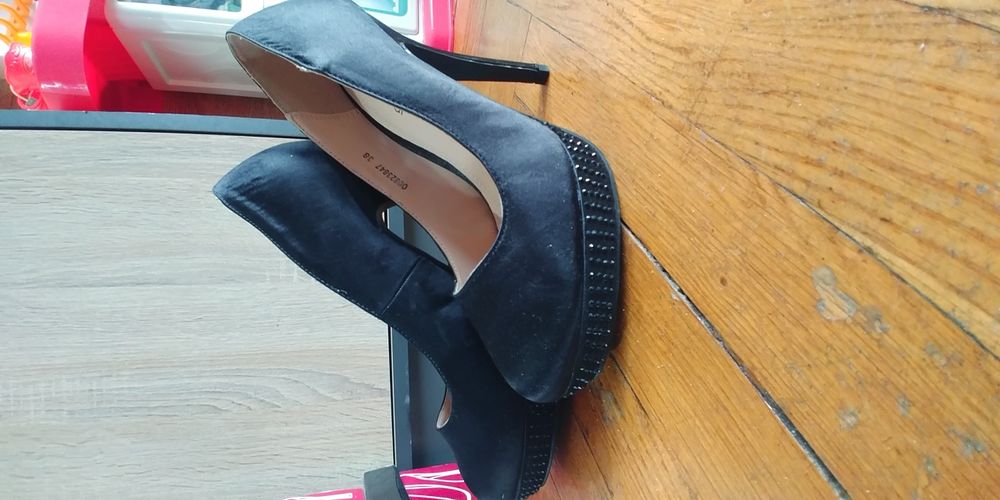 Nowe satynowe szpilki