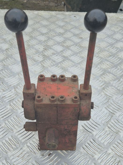 Rozdzielacz hydrauliczny dwusekcyjny