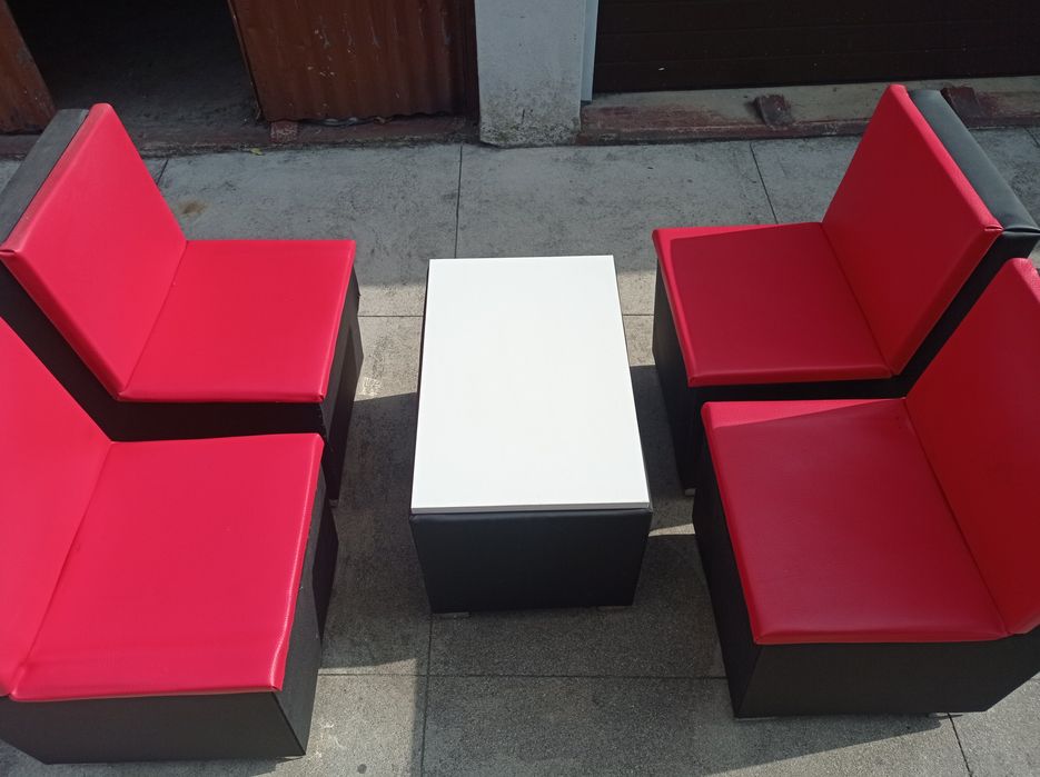 Conjunto de mesas e sofás vermelhos e azuis