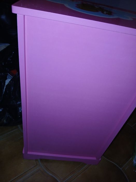 Mesa cabeceira para menina