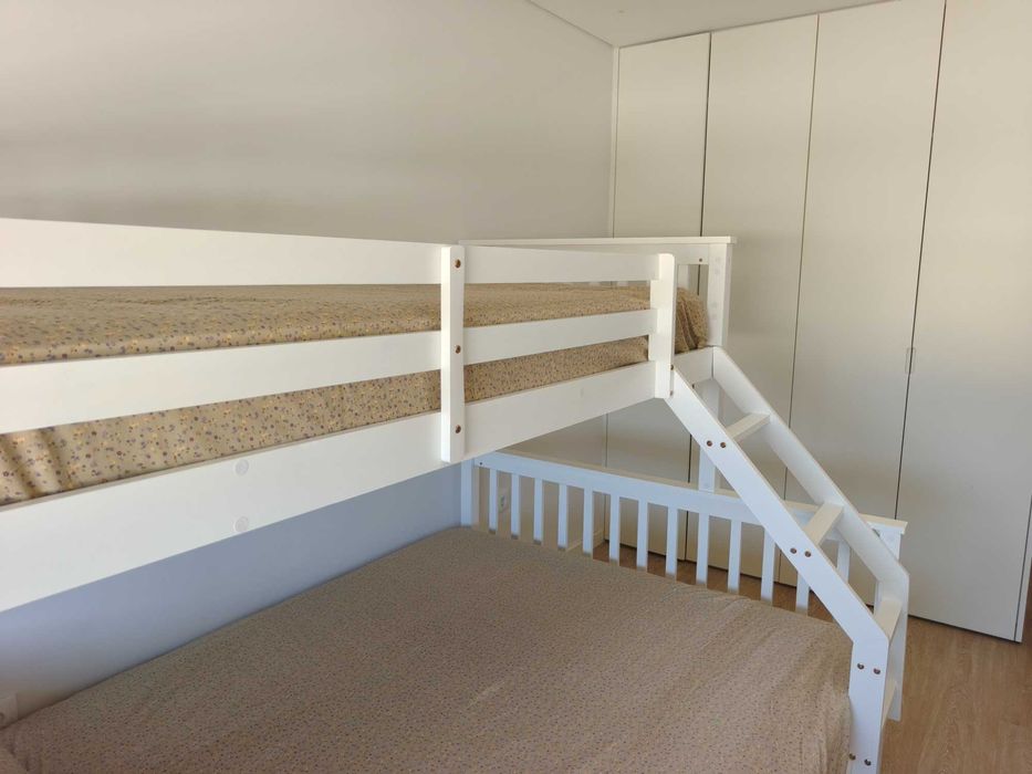 Beliche em Madeira Maciça (Cama Casal + Solteiro) + 2 Colchões | Como Novo