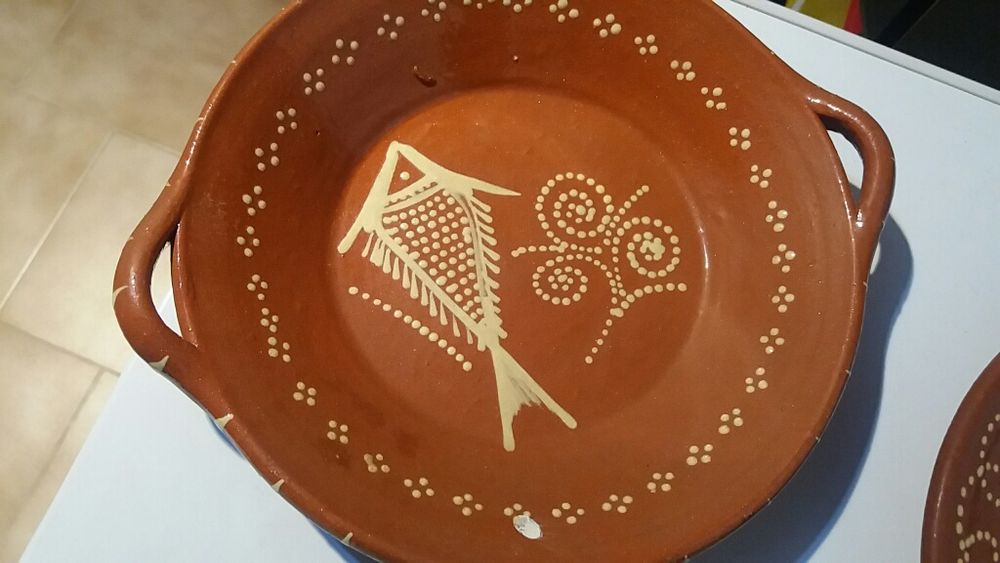 Pratos de barro artesanais e antigos