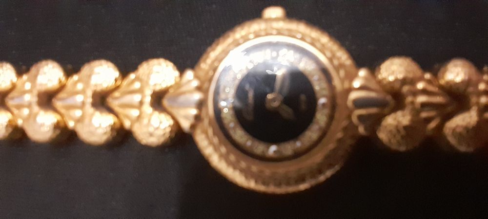 Relógio de senhora de corda muito ilegante.