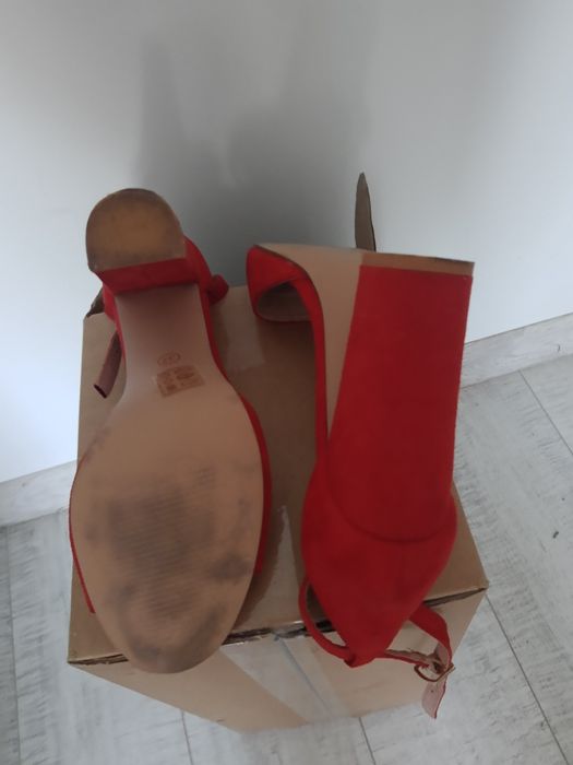 Buty na słupku j.nowe