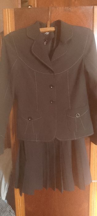 Костюм шкільний трійка.Сарафан,піджак,брюки.В дуже гарному стані.
