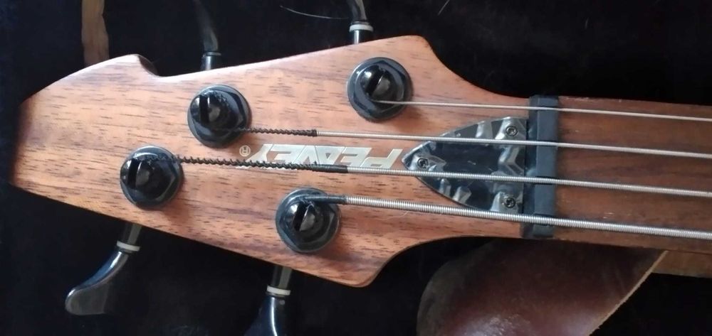 Vendo Baixo Peavey madeira 4 cordas