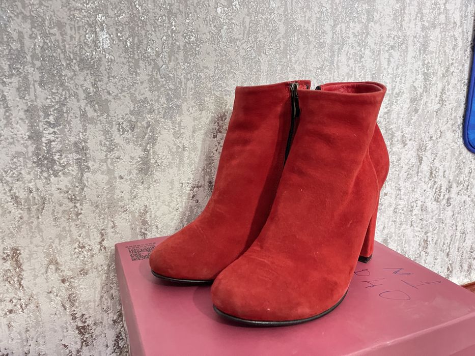 Ботинки замшеві червоні