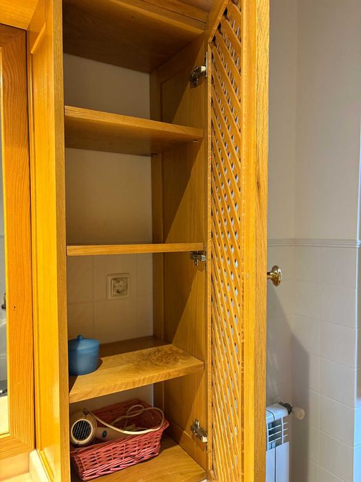 Móvel casa de banho em madeira maciça portas em treliça e tampo pedra