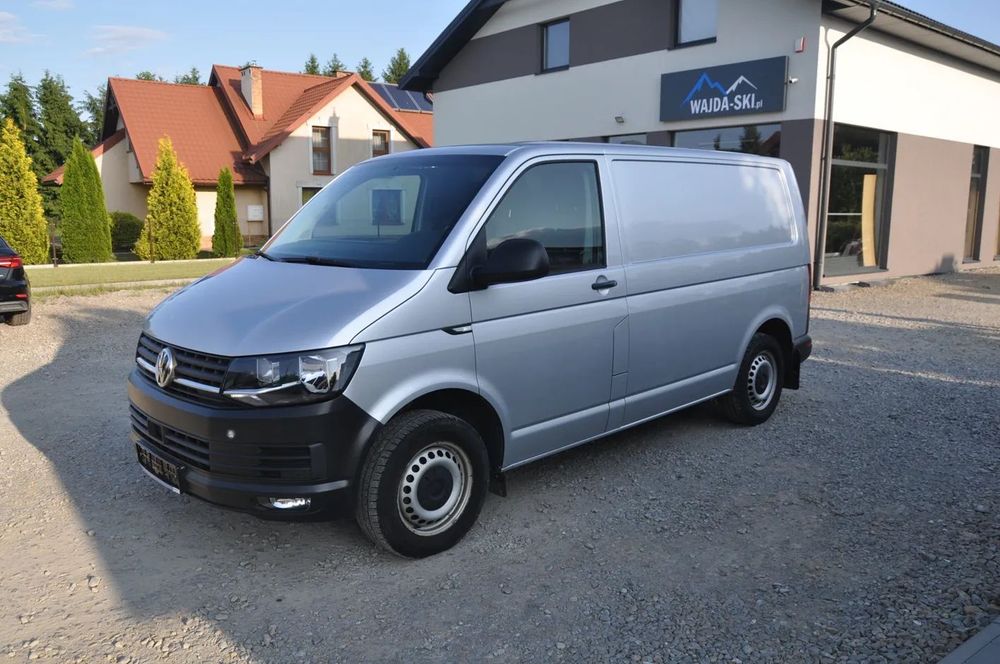 Volkswagen Transporter  DSG automat hak radar ledy wypas jak nowy