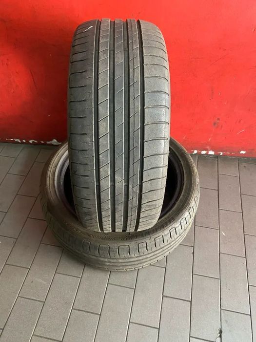 2 Pneus 215/45/17 Goodyear Efficient Grip com mais de 80% de piso