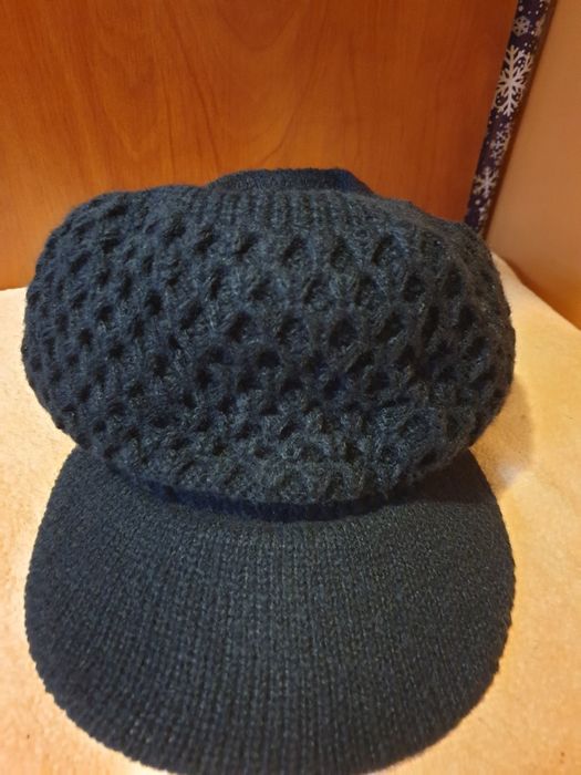 Nowa czapka-opaska z daszkiem.