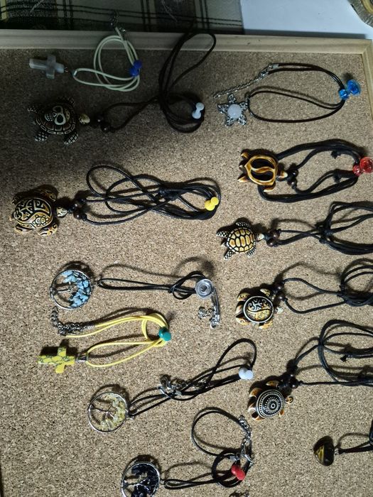 Bijuteria feita a mão ,pulseiras ,colares,terços, velas,faço revenda com fatura