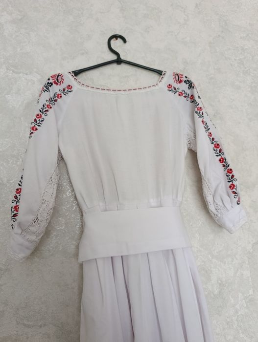 Вишивана сукня з паском