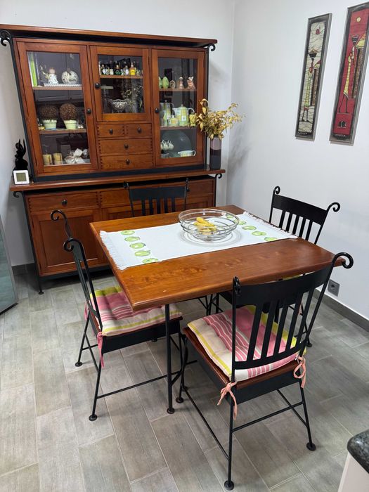 Vendo mobilia de cozinha ou sala jantar em madeira maciça composta por mesa com 4 cadeiras e aparador com louceiro