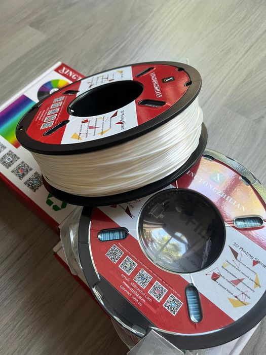 Impressora 3D Ender 3-Pro com filamentos branco e azul