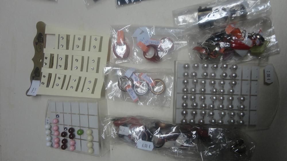 Colares pulseiras e milhares de pedras