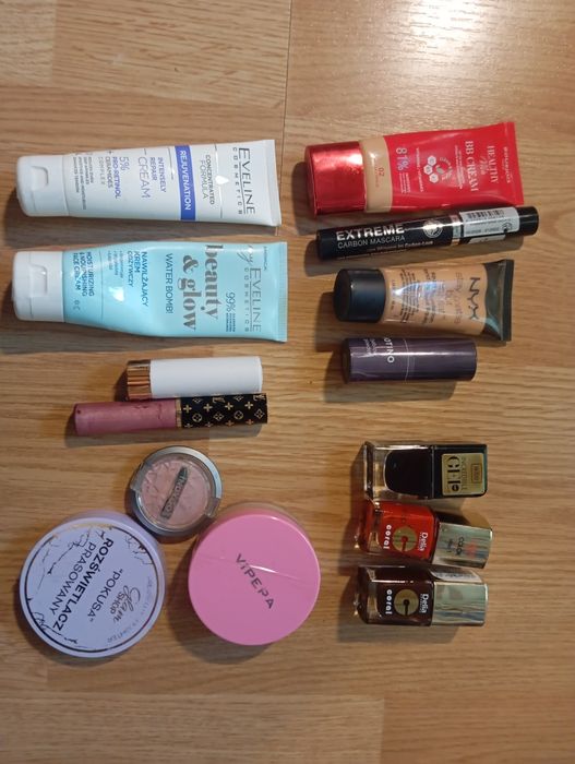 Zestaw kosmetyków widoczny na zdjęciach Bourjois eveline