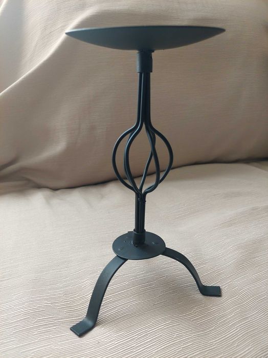 Castiçal de metal preto