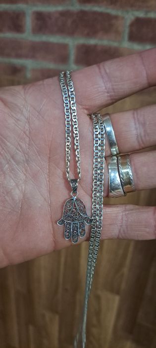 Fio com pendente em prata contrastada.