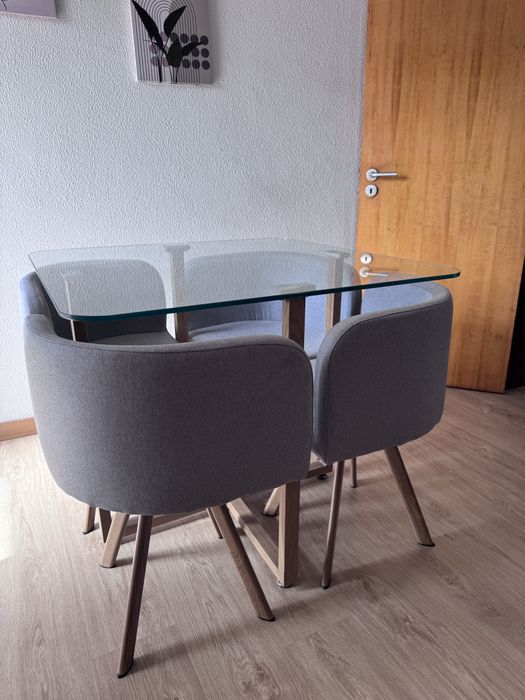 Mesa de jantar com 4 cadeiras estofadas modernas, Tampo rm vidro design elegante. Em perfeito estado