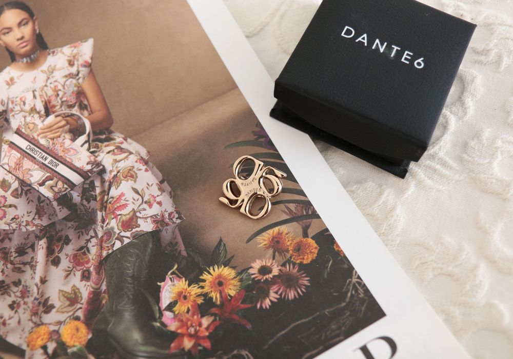 Broszka w kolorze złotym Dante6 ozdobna logowana w.kruk yes modowa