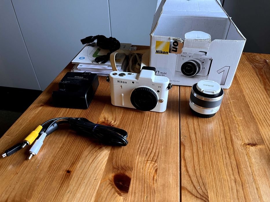 Nikon V1 zestaw body + obiektyw + akcesoria - uszkodzony obiektyw