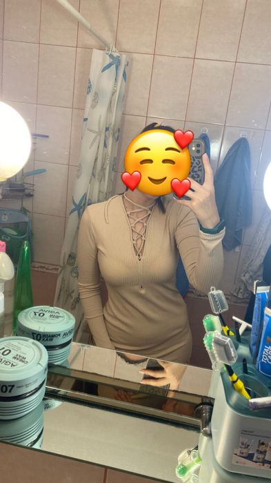 Облягаюча  бежева сукня  на весну/осінь  50 розміру