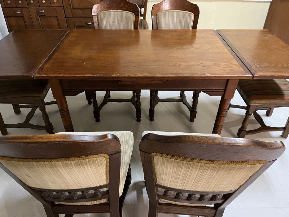 Mesa de jantar e cadeiras
