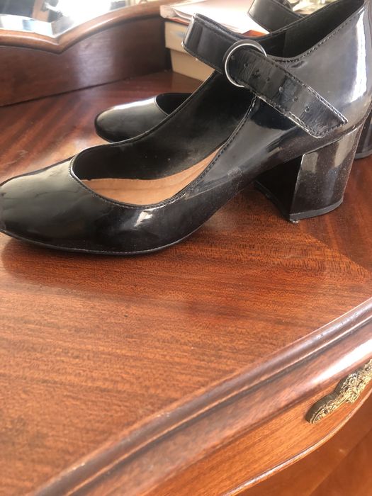 Sapatos clássicos pretos, em verniz interior e sola em pele.