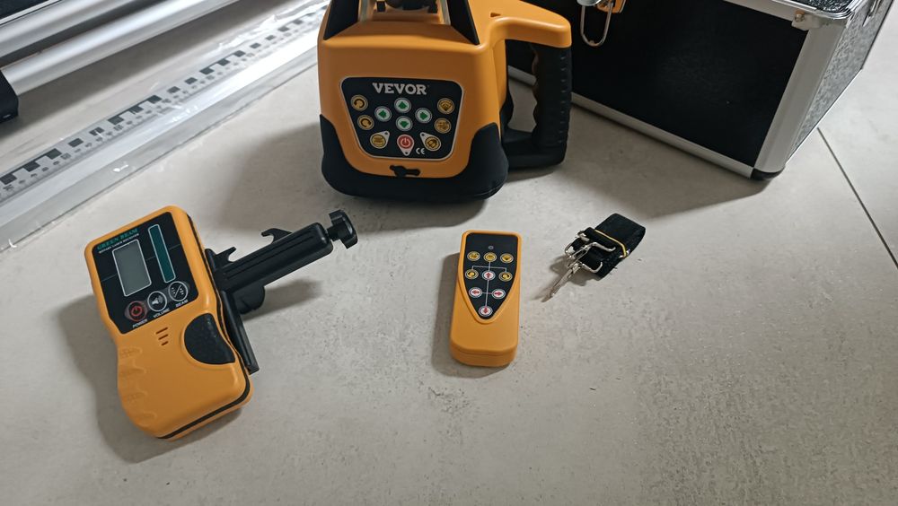 Niwelator laserowy samopoziomujący