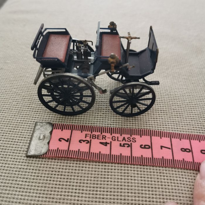 Miniatura de charete Mercedes