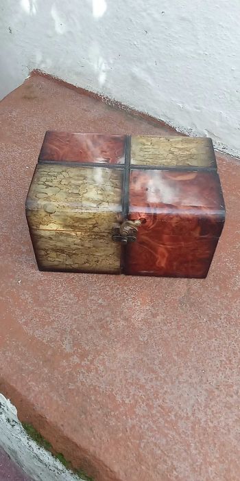 Caixa de decoração com embutidos e estatueta pequena