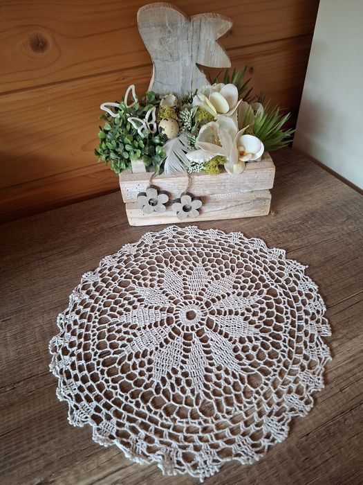 Serwetka  szydełkowa biała okrągła  do koszyczka  wielkanocnego  27cm.