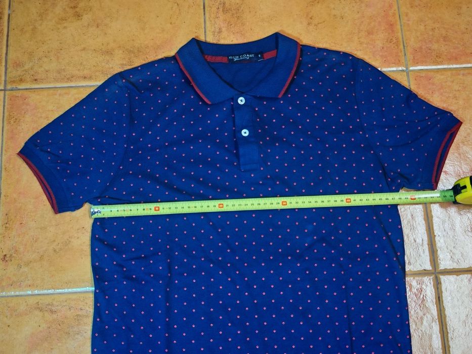 Polo azul com pintas bordeaux