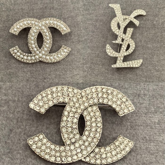 Zestaw cc 3 broszki w kolorze srebrnym