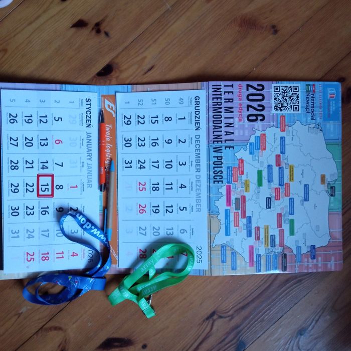 Kalendarz ścienny 3-dzielny 2026 oraz smycze i długopisy