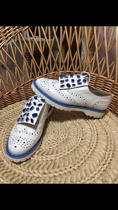 Sapatos brancos com perolas
