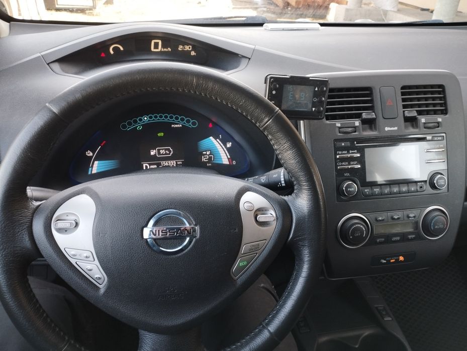 Продам Nissan Leaf.