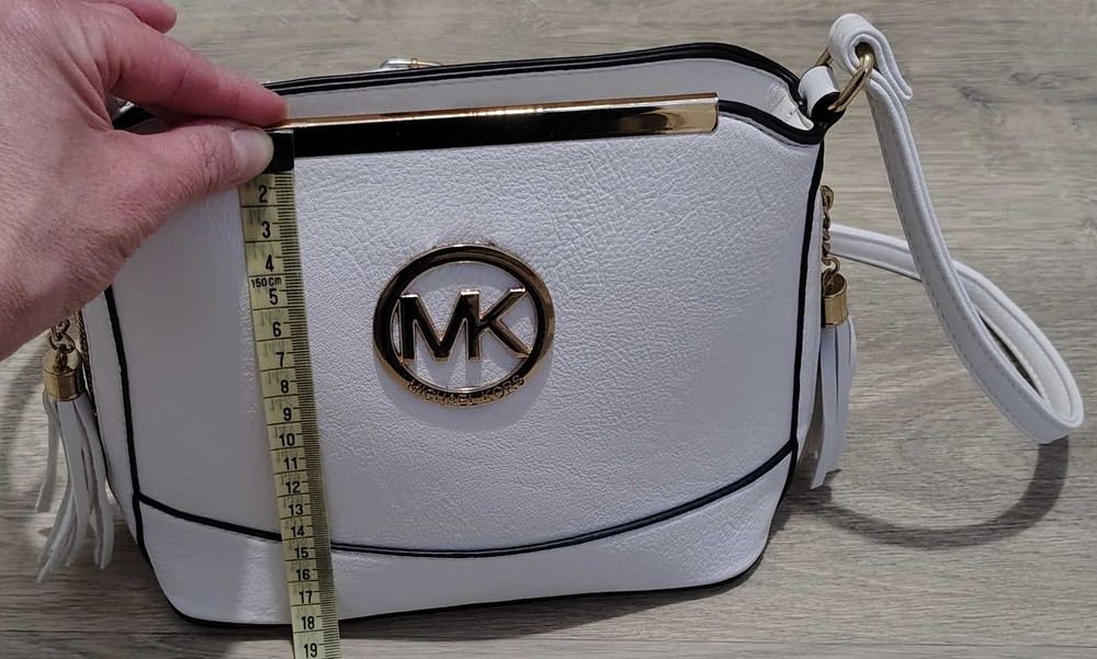 Biała torebka/kuferek na ramię z logo marki Michael Kors