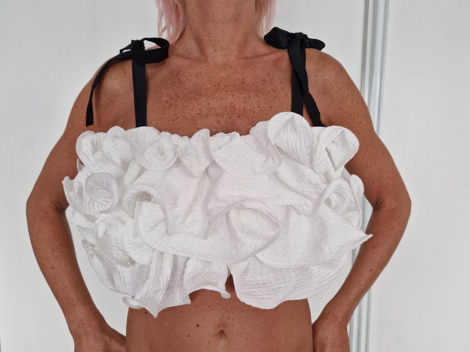 Designerski top Zara z pięknymi falbanami i wiązanymi ramiączkami. Now