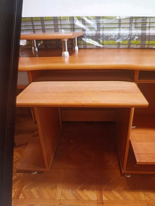 Biurko z wysuwanymi półkami