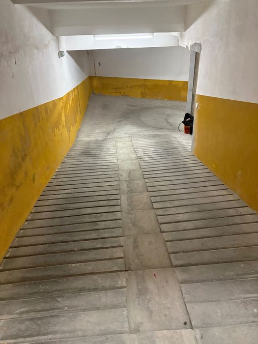 Garagem fechada | Box | Centro de Espinho | 50 m2