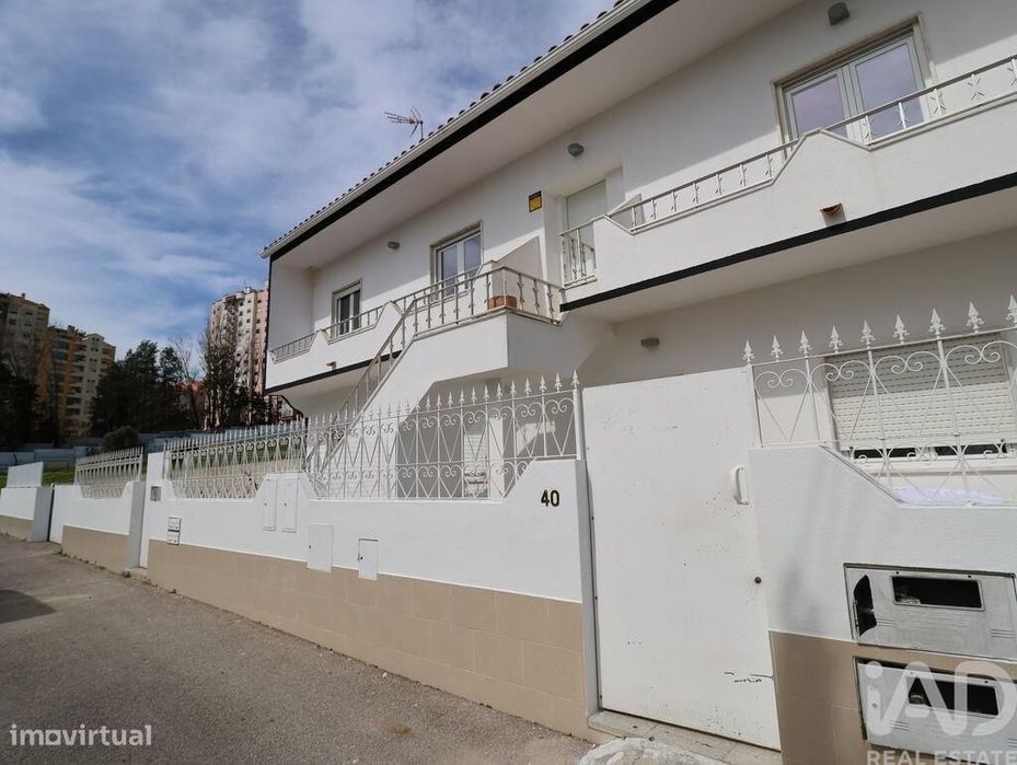 Moradia bi-familiar T7 em Ramada e Caneças de 178,37 m2