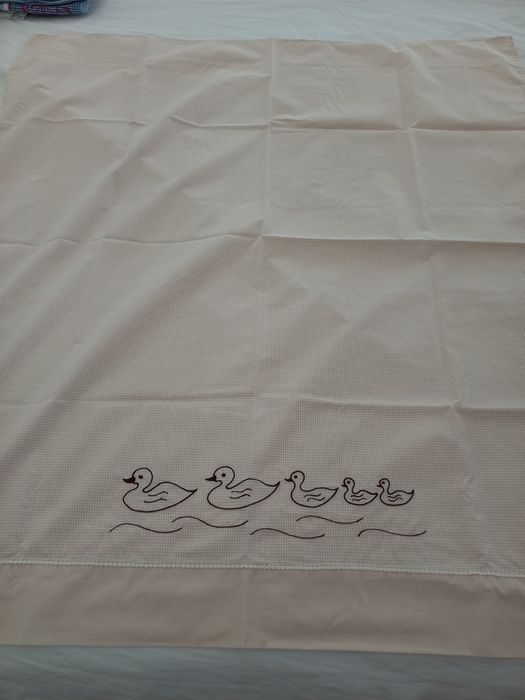 Lençol de cima para berço de bebé.  Bordado.  Artigo artesanal