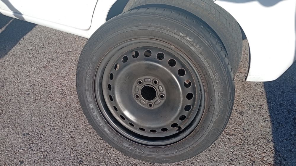 Pneu suplente jante de ferro marca Ford