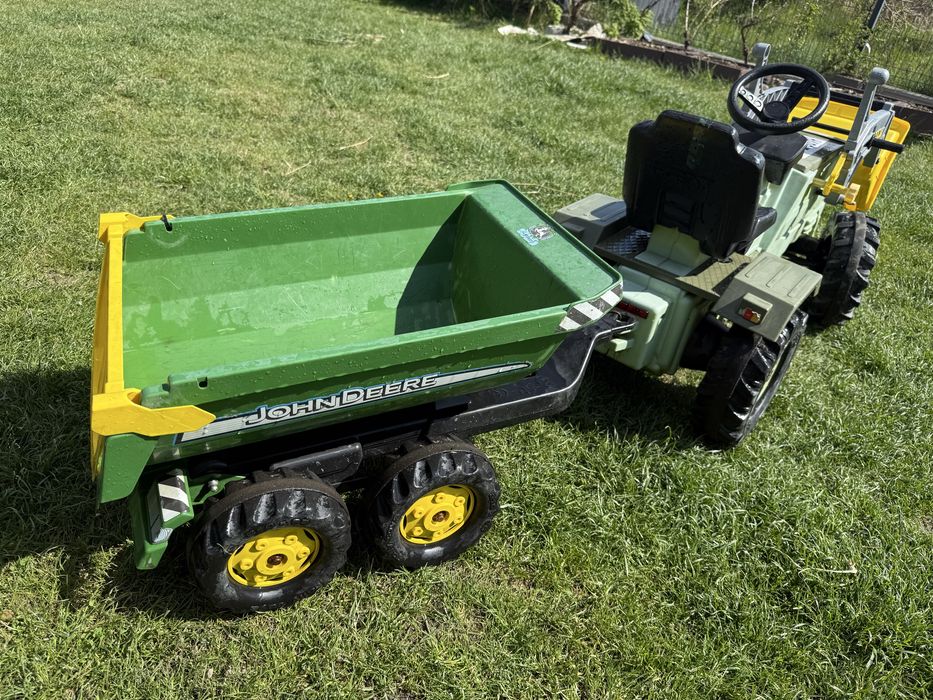 Traktor na pedały z przyczepą i łyżką. Jeździk