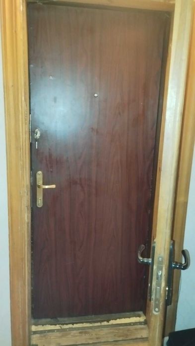 Продам  вхідні двері металеві і дерев"яні