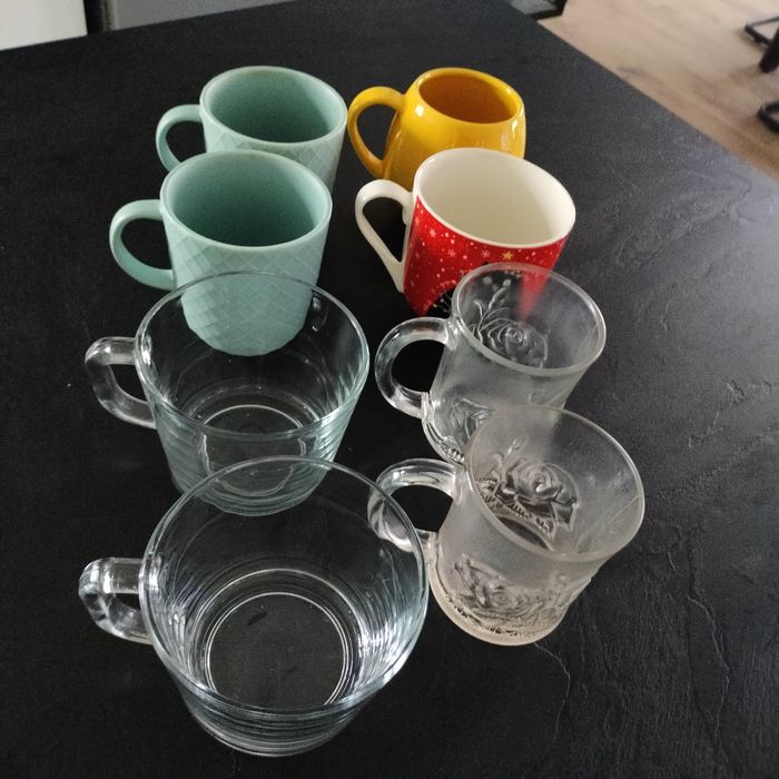 Sprzedam zestaw czterech kubków oraz czterech szklanek.